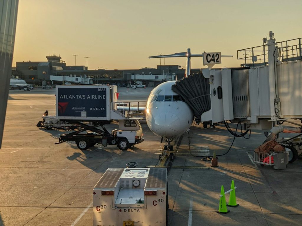 Flight DL54 Status: FlightAware vs Flightradar24 for Real-Time Flight Tracking